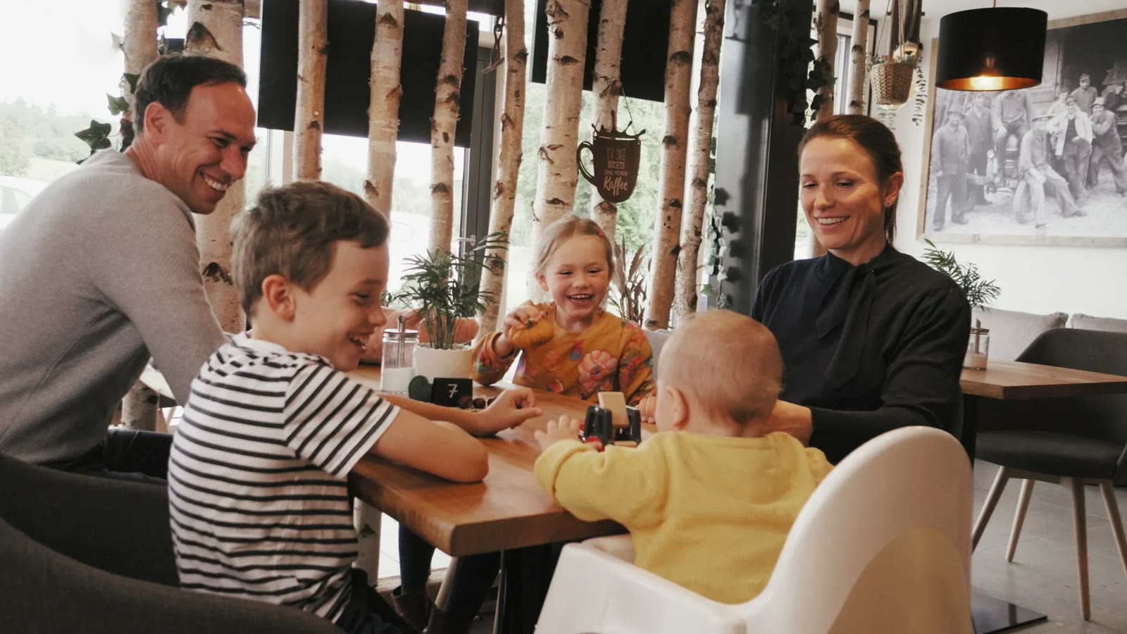 Familie beim Essen im Hofcafé