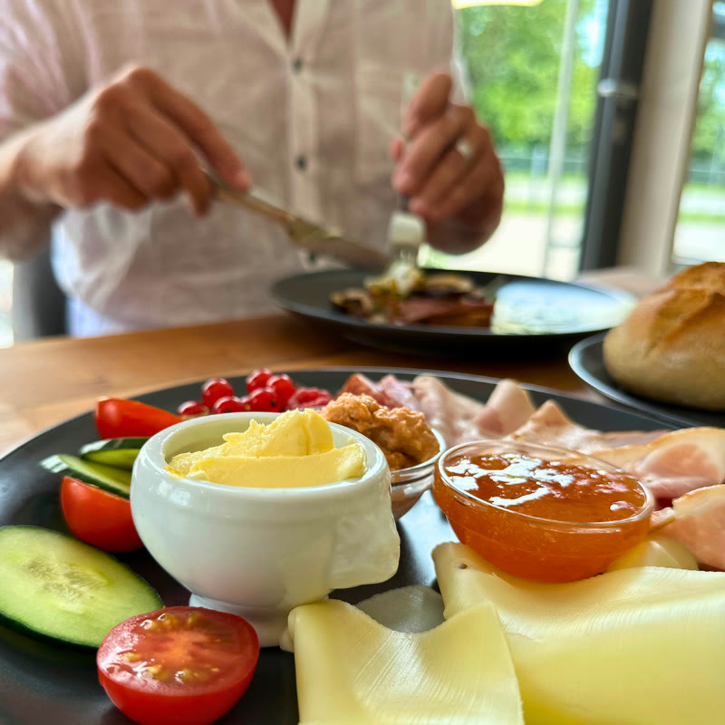 Gedeckter Frühstückstisch