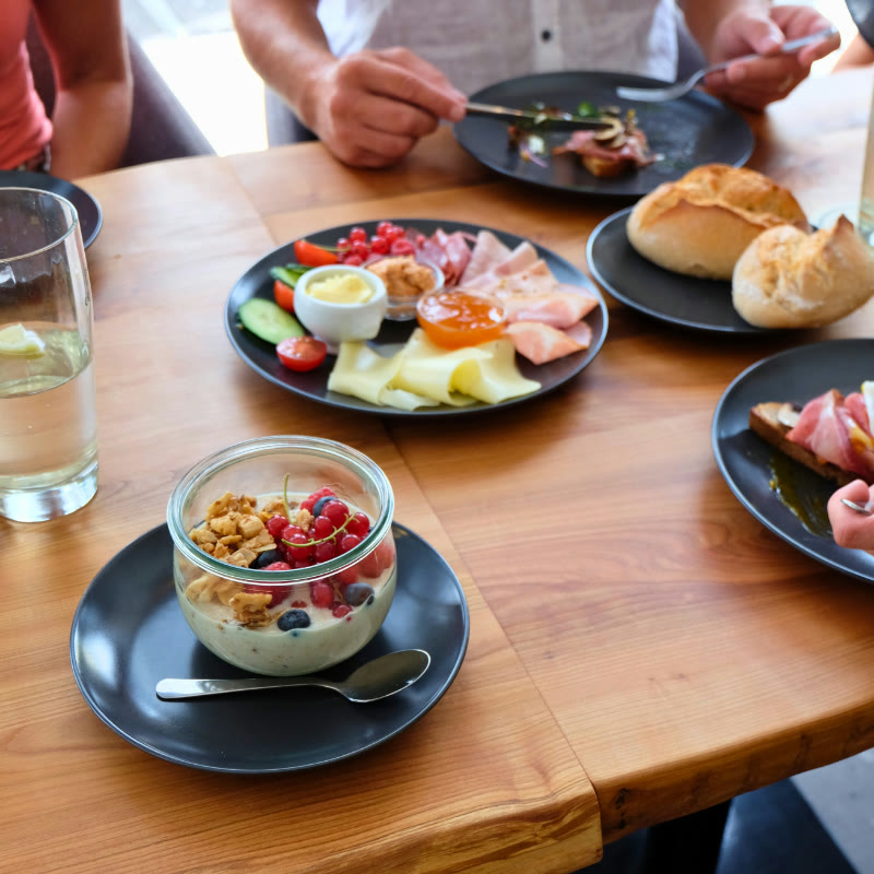 Frühstück mit Müsli, Brötchen und Aufschnitt